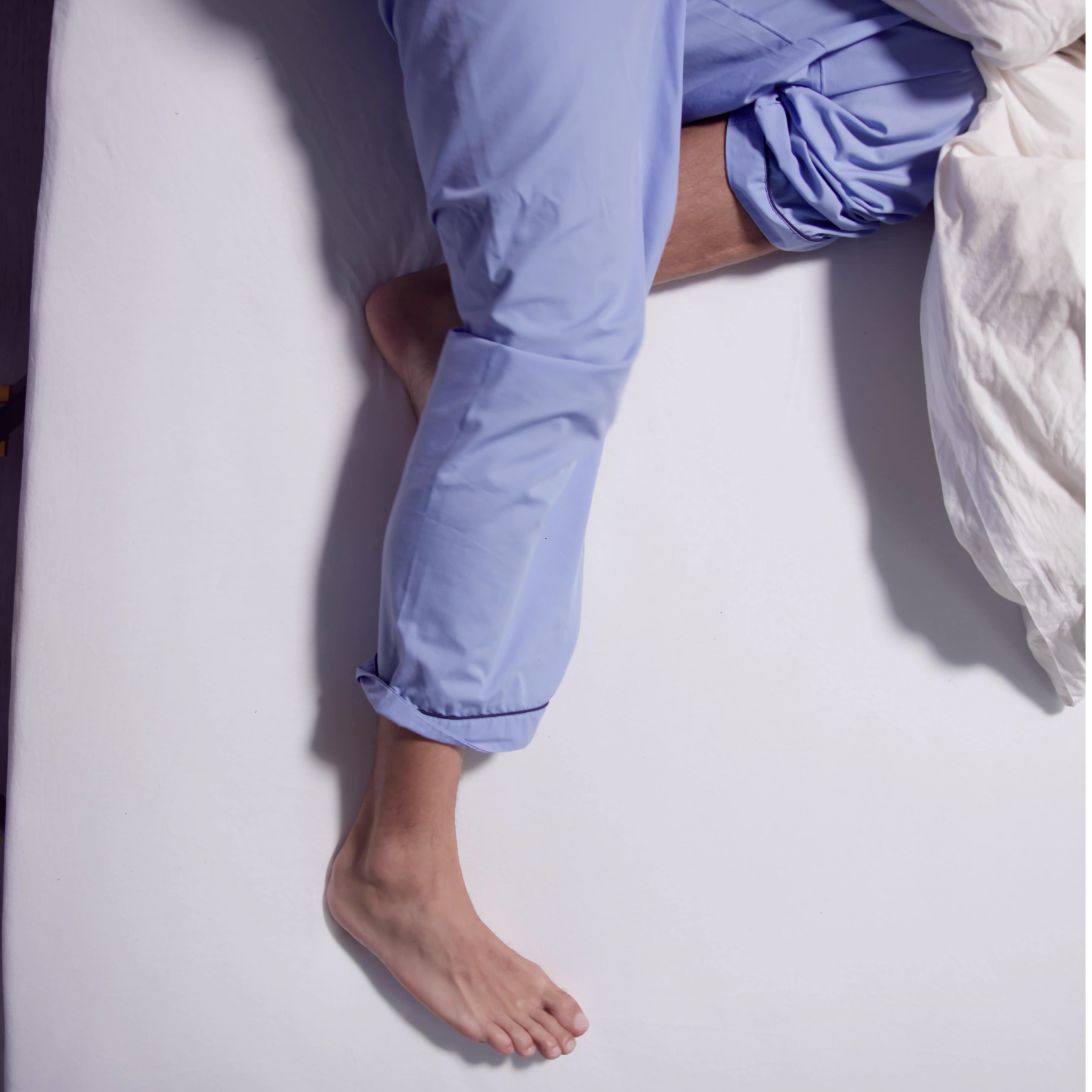 Man heeft last van rusteloze benen tijdens het slapen