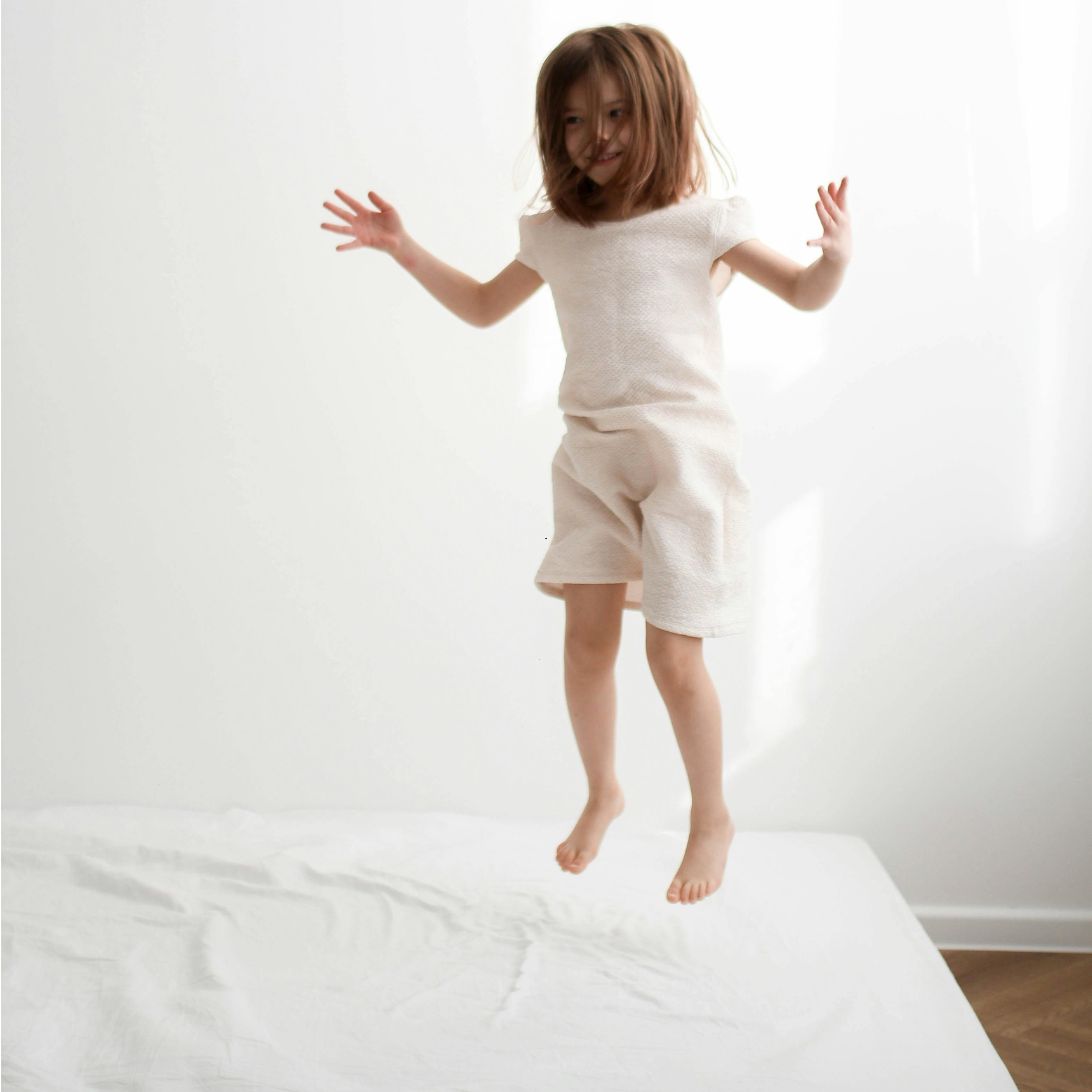 Kind test met springen sg-waarde van het matras