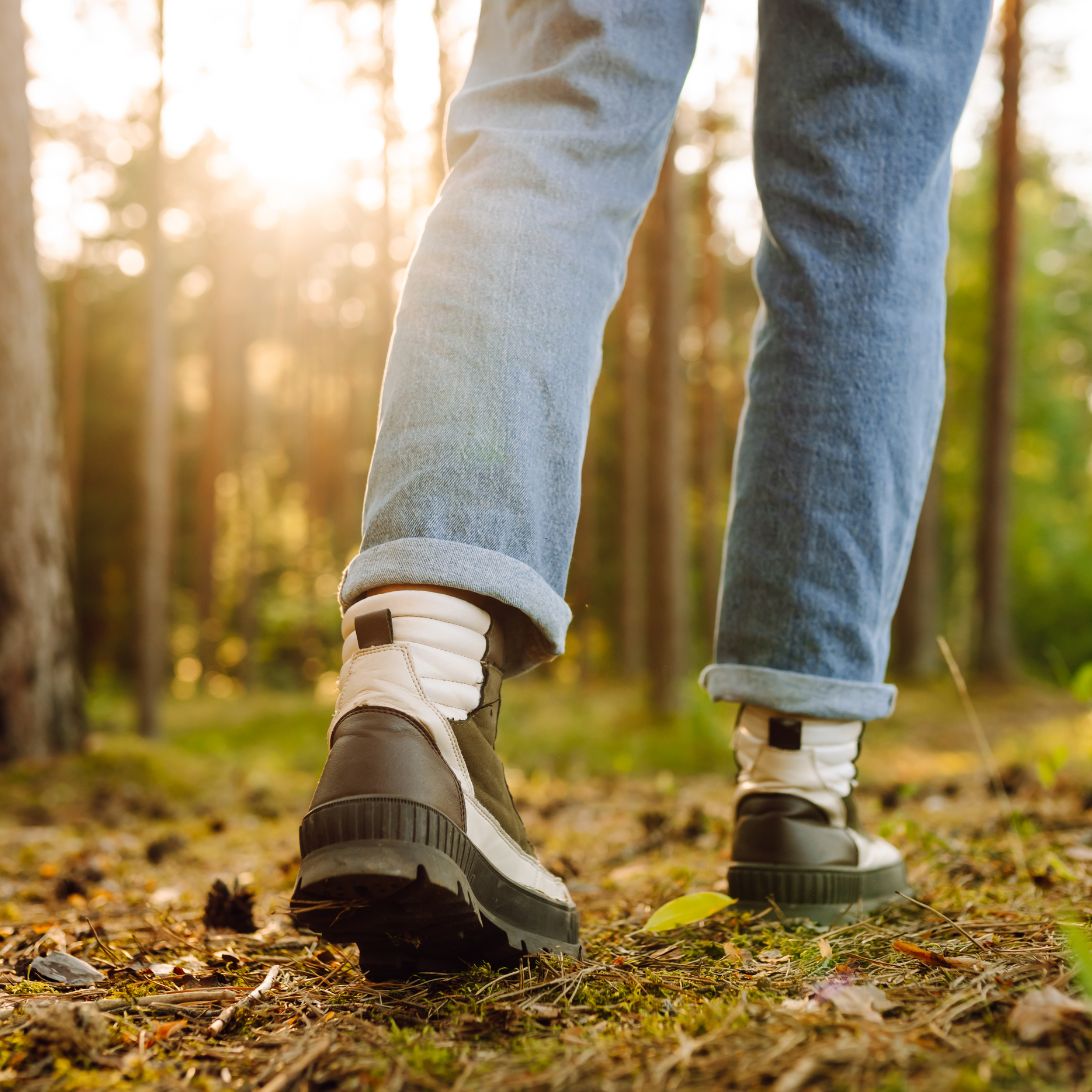 Persoon wandelt overdag in natuur voor betere slaap