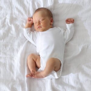 Baby slaapt op geschikt matras om wiegendood tegen te gaan