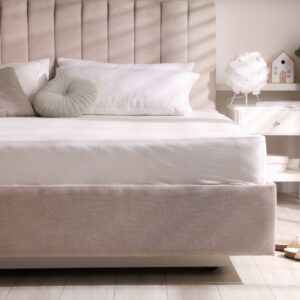 Opgemaakt bed in slaapkamer