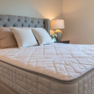 Kaal matras en kussens op boxspring