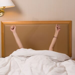 Persoon rekt zich uit na nacht slapen op matras van Dreamland