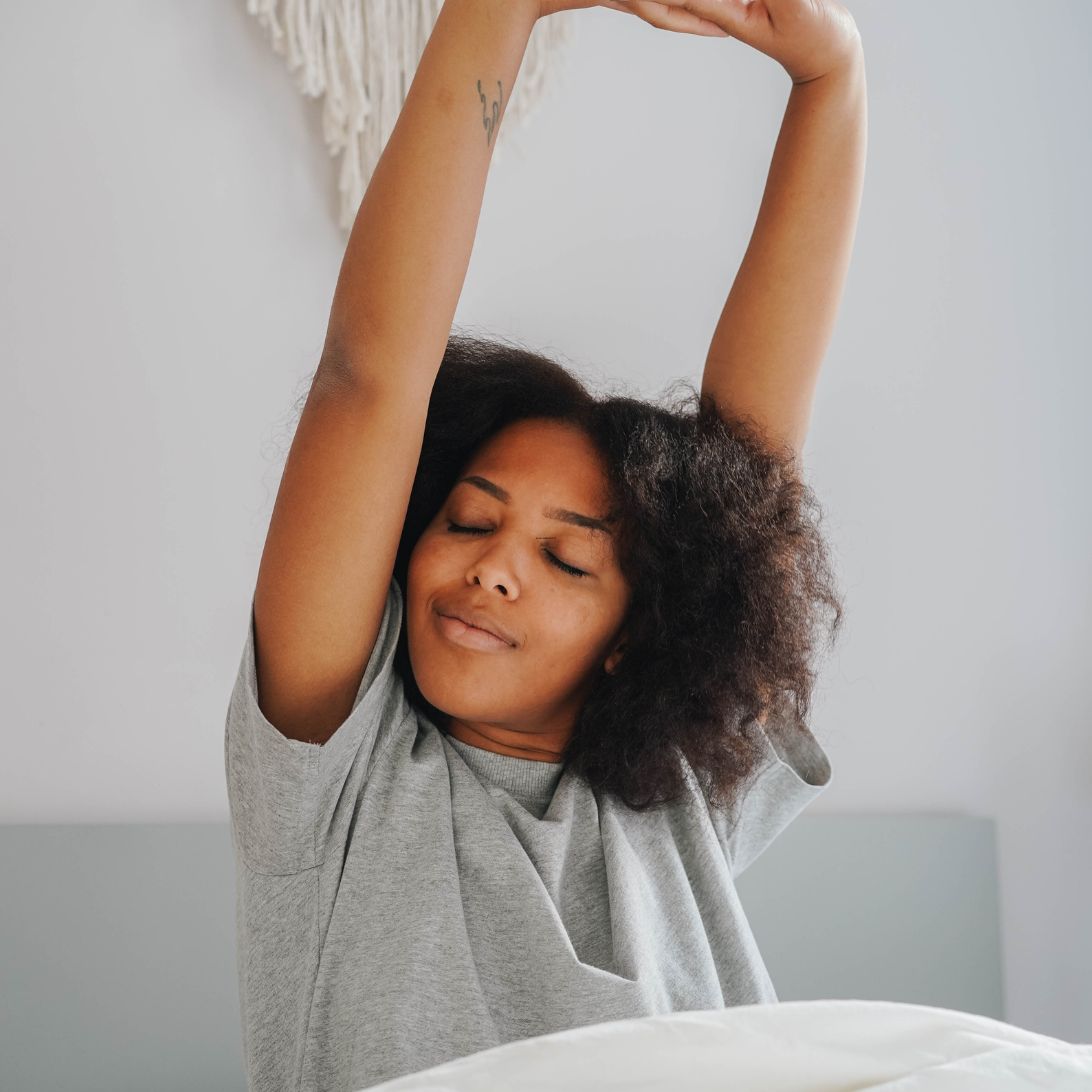 Vrouw rekt zich uit op matras van Engel Slaapcomfort