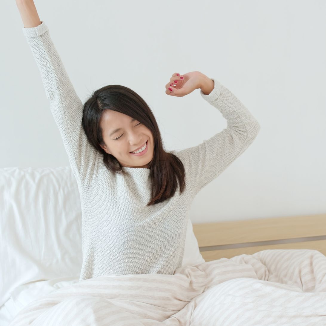 Vrouw rekt zich uit na goede nacht slapen op matras van JYSK Breda