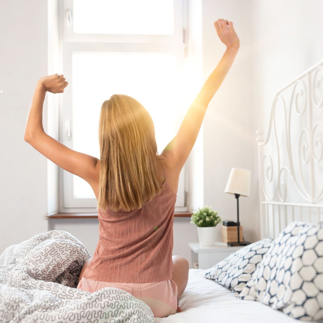 Vrouw rekt zich uit op matras van Kwakernaat Beddenspecialist