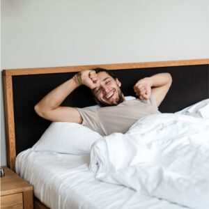 Man wordt wakker en rekt zich uit op matras van Matras aan Huis