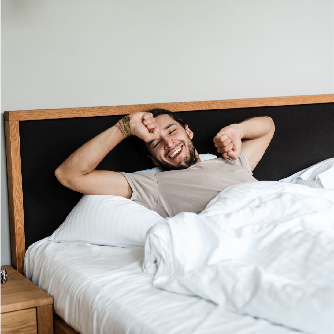Man wordt wakker en rekt zich uit op matras van Matras aan Huis