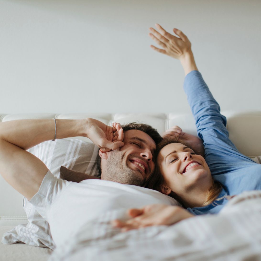 Man en vrouw worden wakker na nacht geslapen te hebben op matras van Profita
