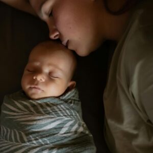 Moeder valt bij kind in slaap om slaapproblemen baby's op te lossen