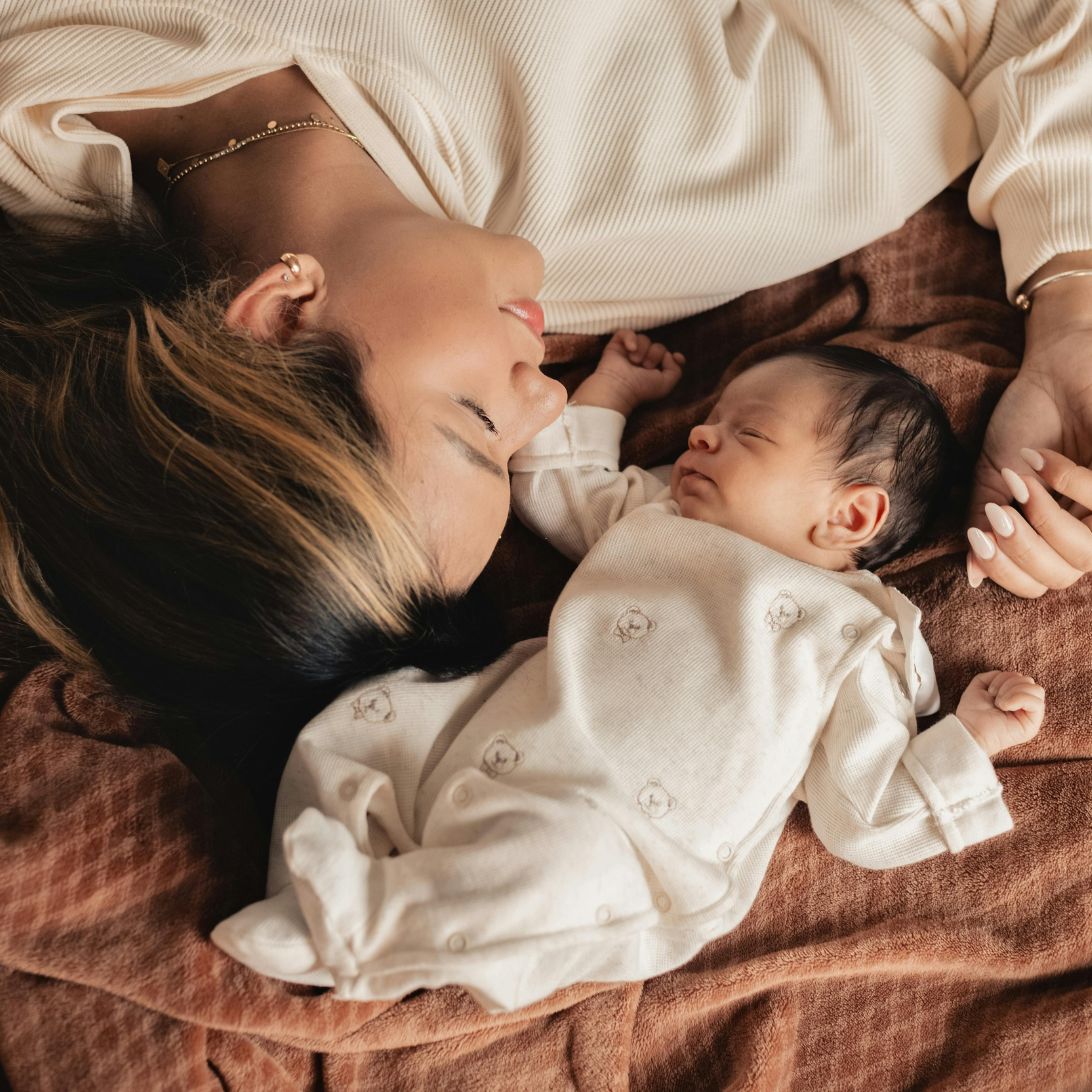 Moeder valt bij kind in slaap om slaapproblemen baby op te lossen