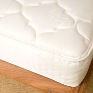 Hoek van matras op houten bedbodem