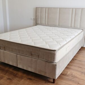 Kaal matras op boxspring