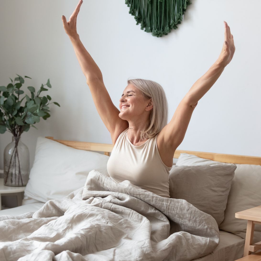 Vrouw rekt zich uit na nacht op matras van Well-Fair